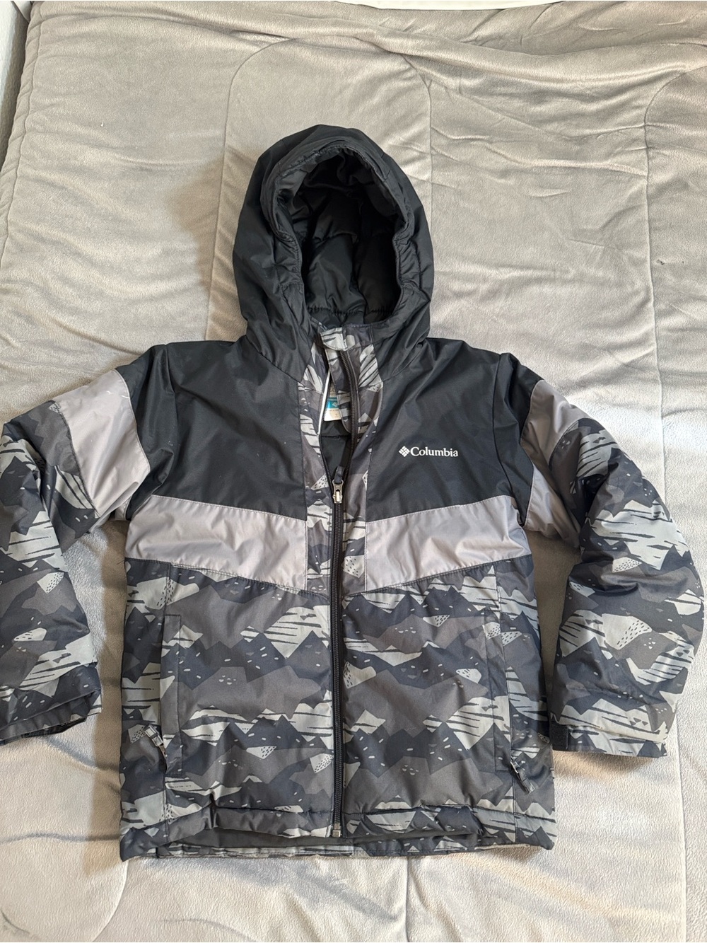 Columbia Kids Black & Gray mountain camo pattern Hooded Puffer Jacket Sz S 8